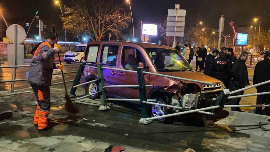 3 Otomobil Çarpıştı: 1 Yaralı