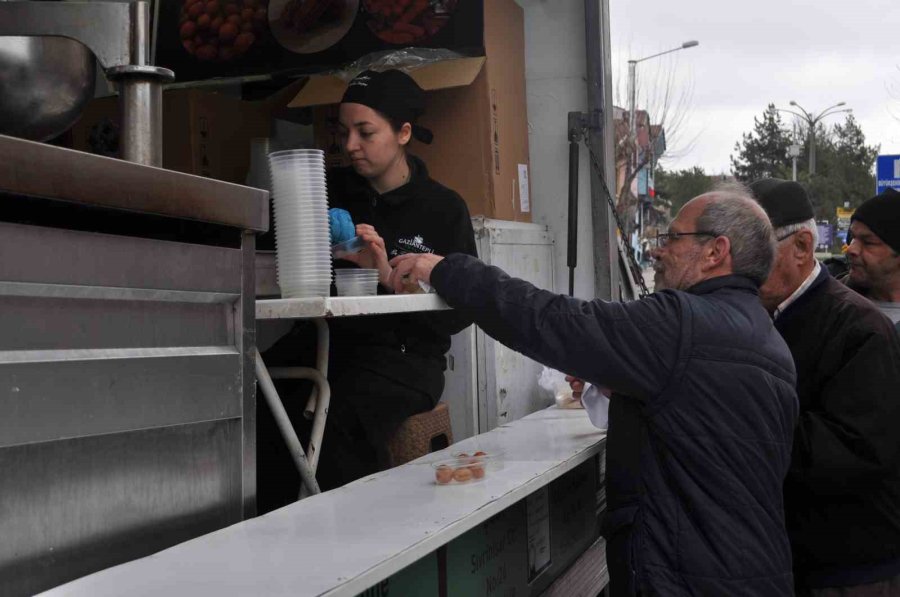 Odunpazarı Esnafı Depremde Ölenlerin Hayrına Lokma Döktürdü