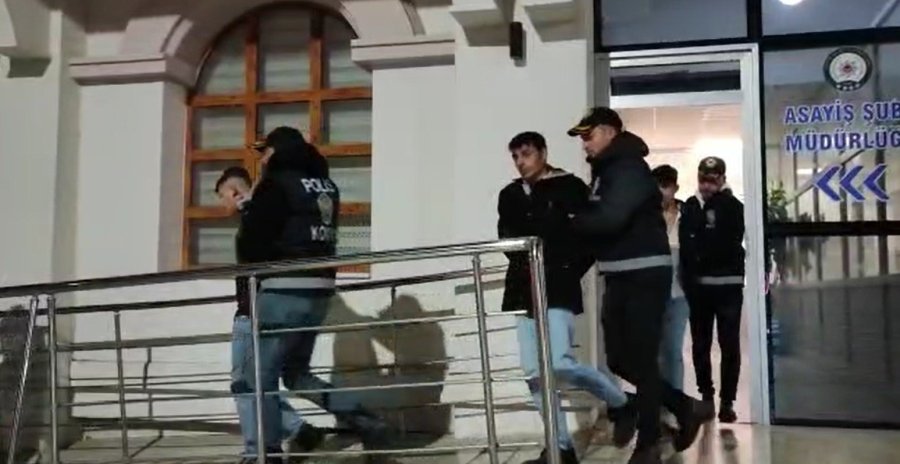 Araba Çalıp Gittikleri Hamamda Peştamalla Yakalandılar