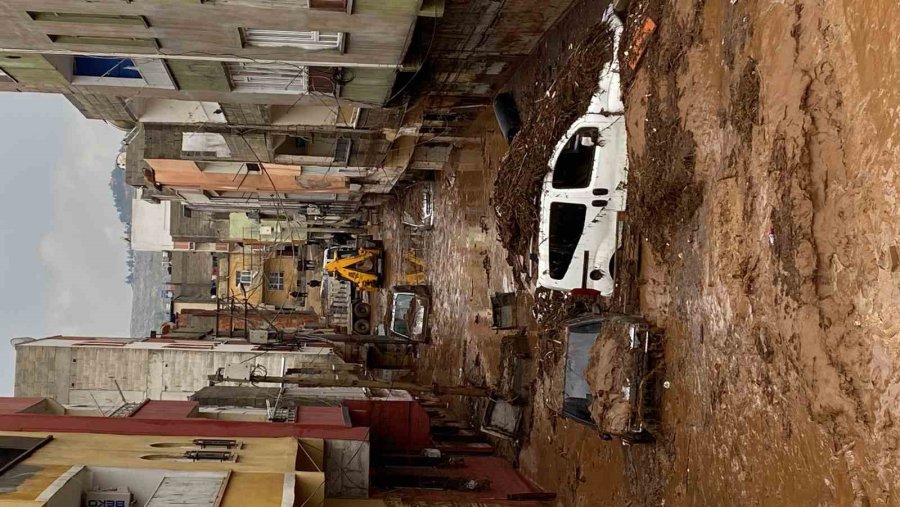 Antalya Büyükşehir Belediyesi Şanlıurfa’da Su Tahliye Çalışmalarına Destek Veriyor