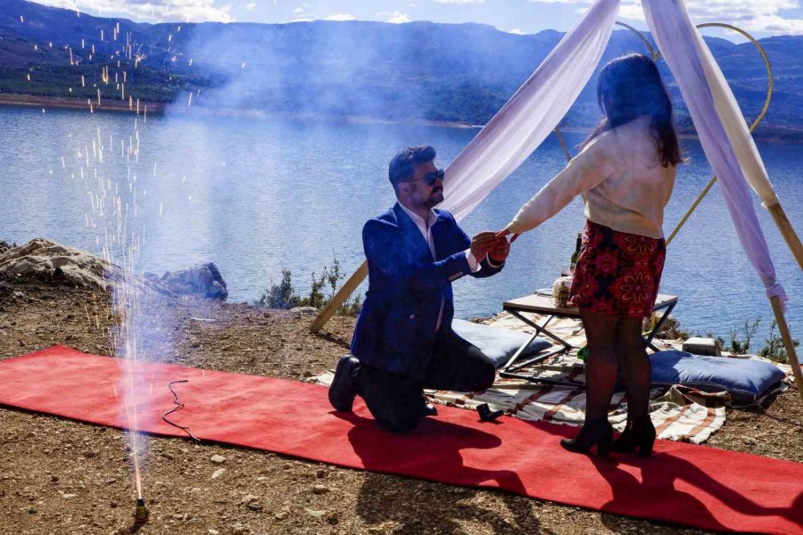 Deprem Nedeniyle Yapamadığı Evlenme Teklifini Memleketinde Yaptı