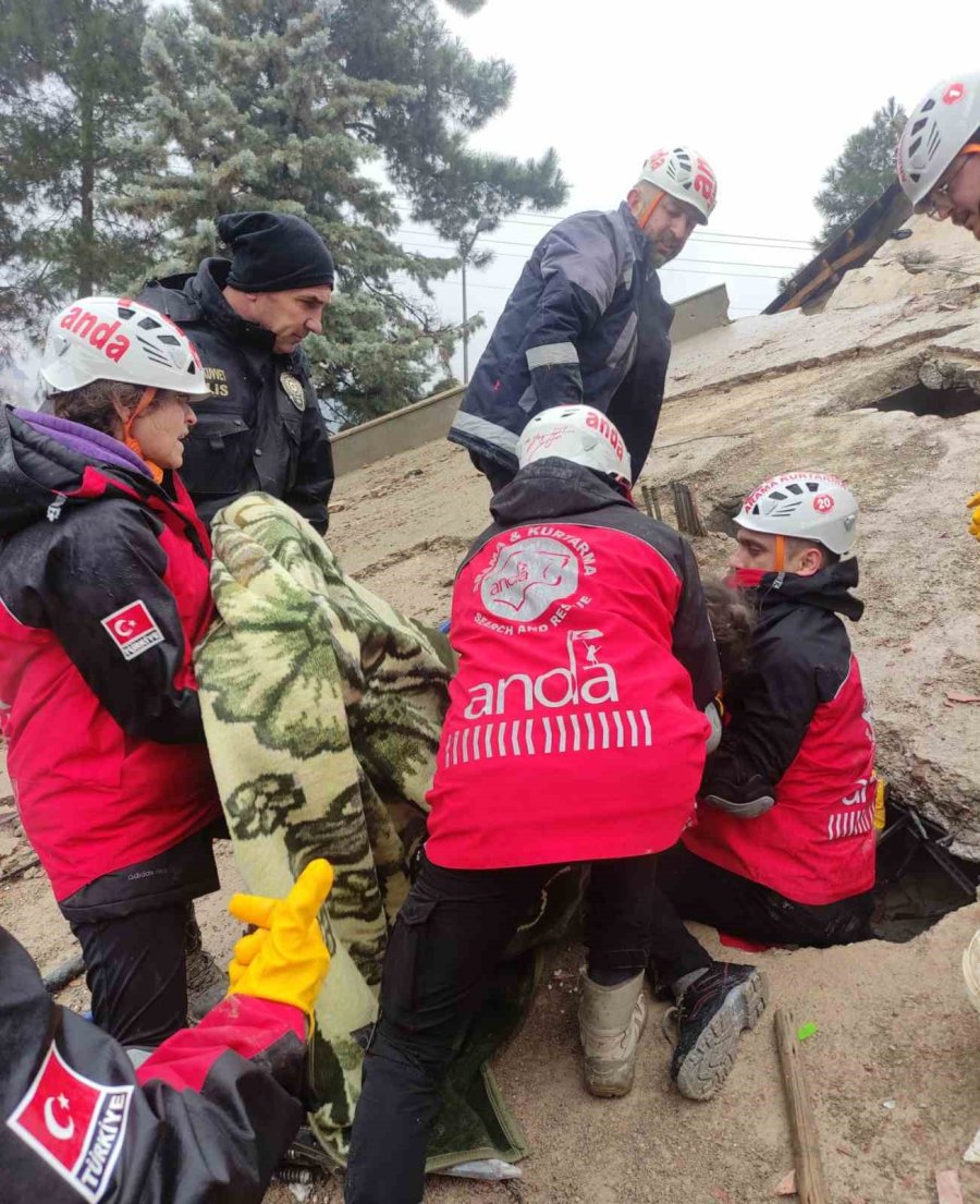 Kurtardıkları Çocuğa Verdikleri Sözü Tutup Annesini De Kurtardılar