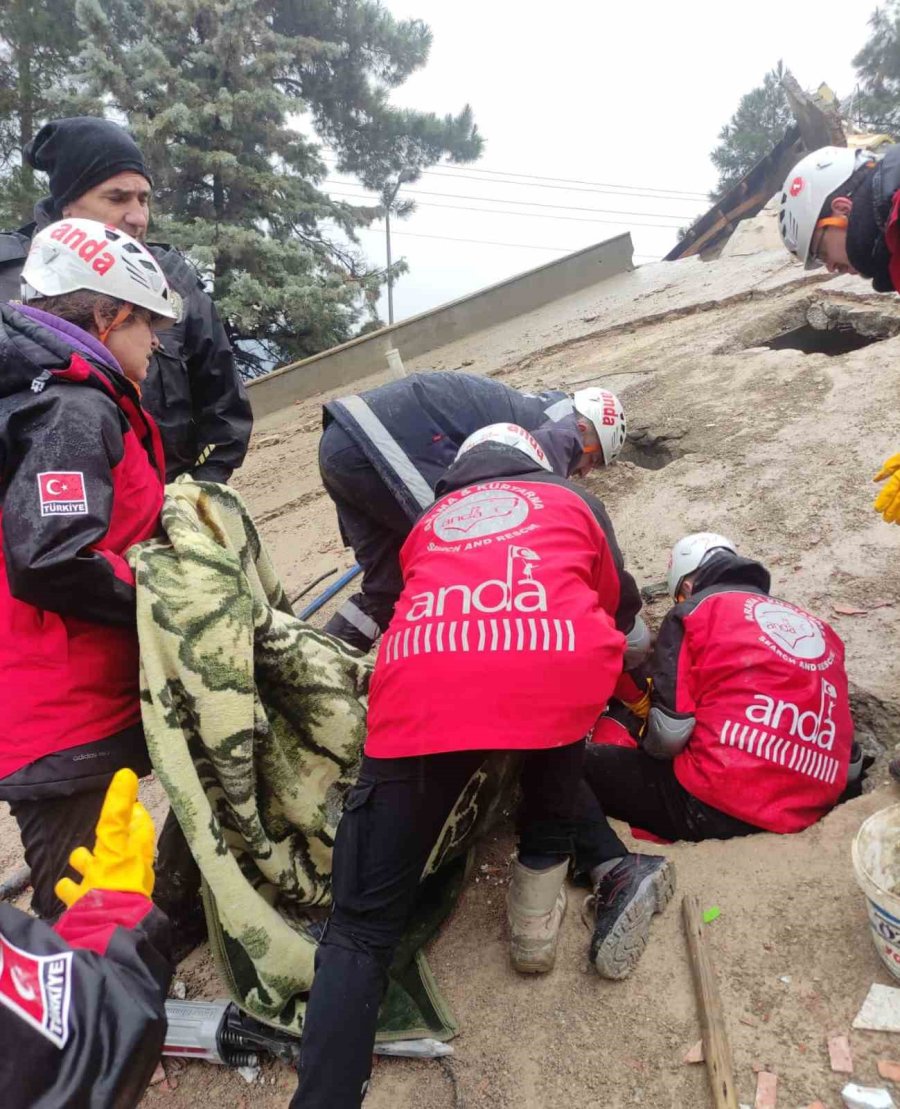 Kurtardıkları Çocuğa Verdikleri Sözü Tutup Annesini De Kurtardılar