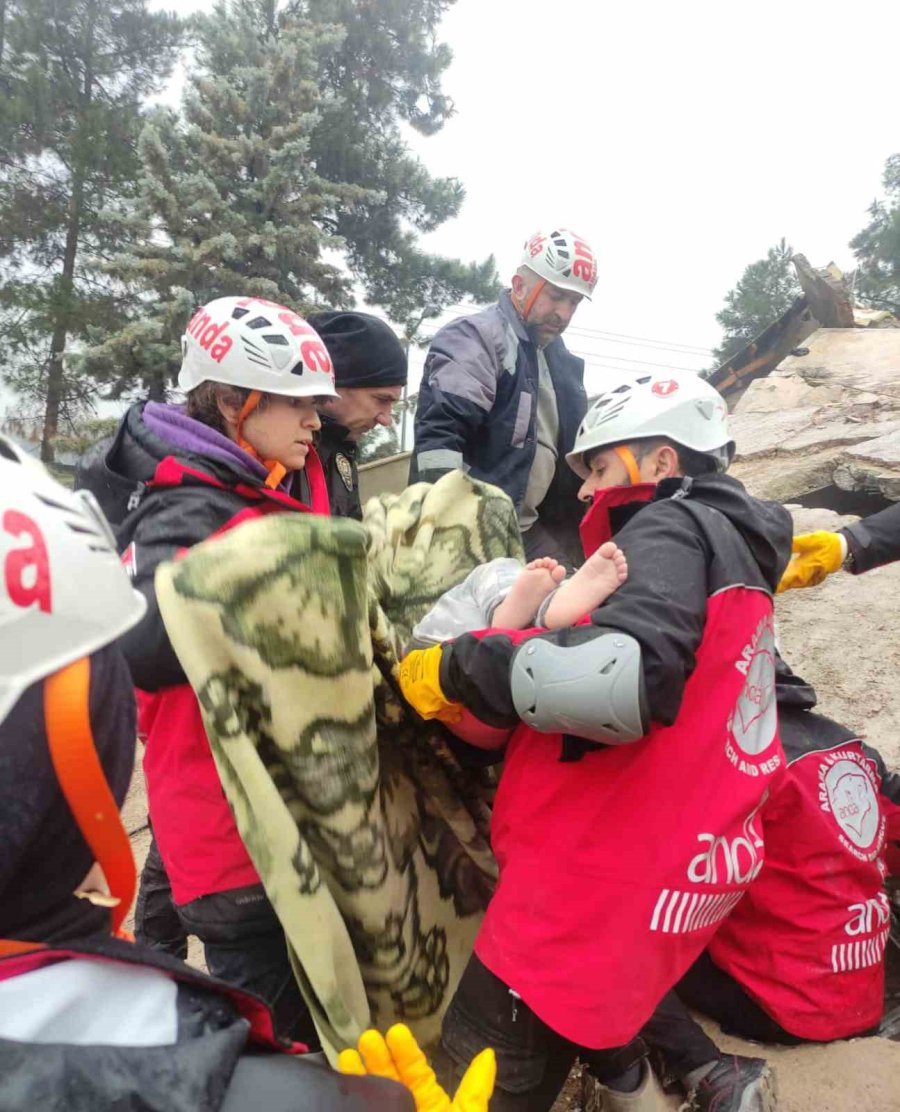 Kurtardıkları Çocuğa Verdikleri Sözü Tutup Annesini De Kurtardılar
