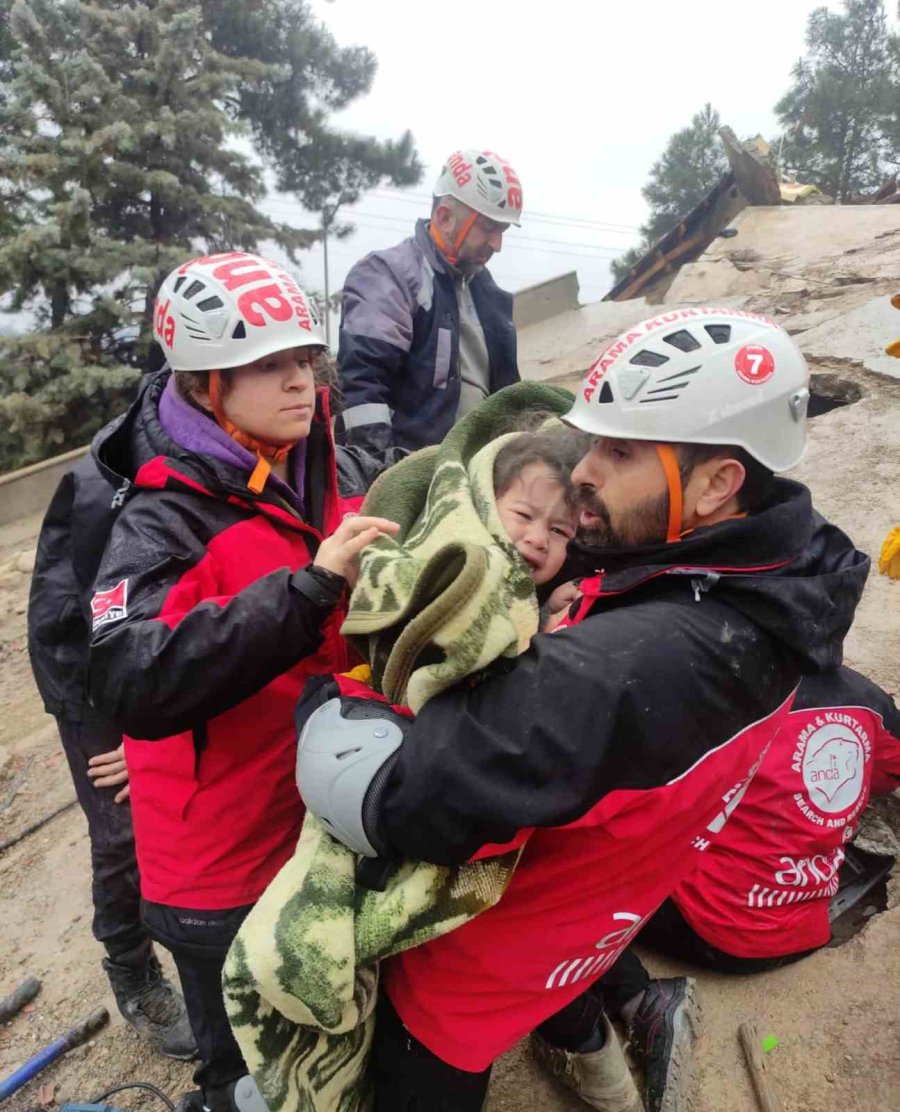 Kurtardıkları Çocuğa Verdikleri Sözü Tutup Annesini De Kurtardılar