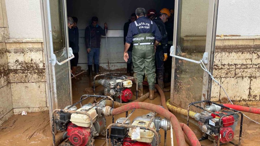 Antalya Büyükşehir Belediyesi Şanlıurfa’da Su Tahliye Çalışmalarına Destek Veriyor