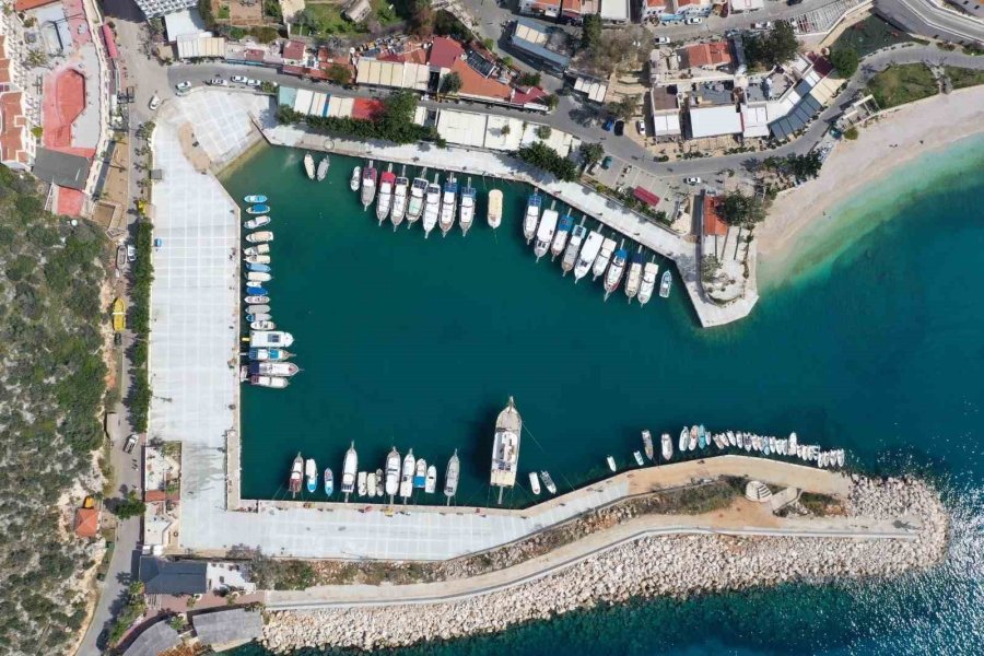 Kalkan Balıkçı Barınağı Zemin Yenileme Çalışması Tamamlandı