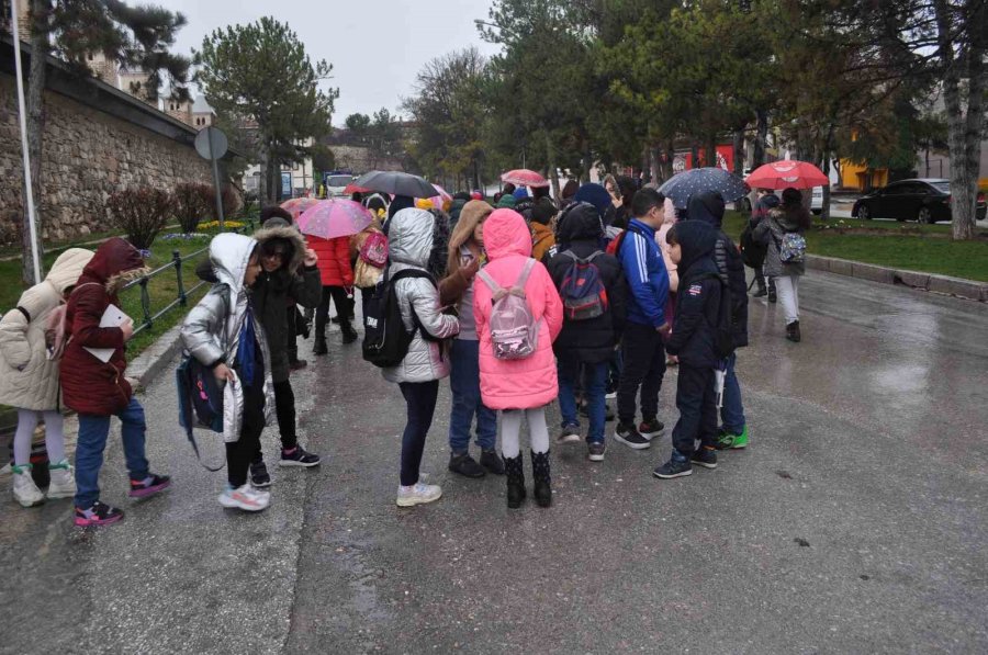 Müze Gezme Aşkına Sağanak Yağmuru Umursamadılar