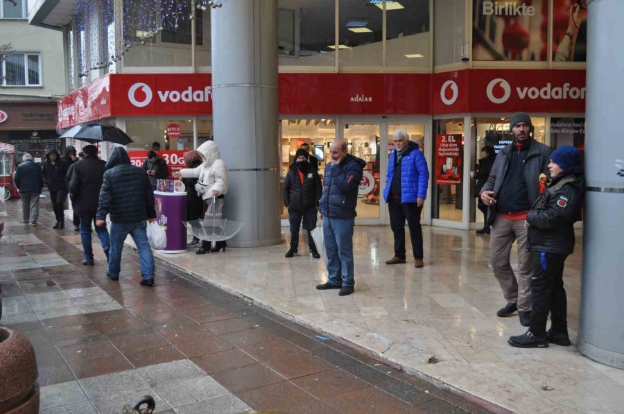 Yağmurdan Kaçan Vatandaşlar Sığınacak Yer Aradı