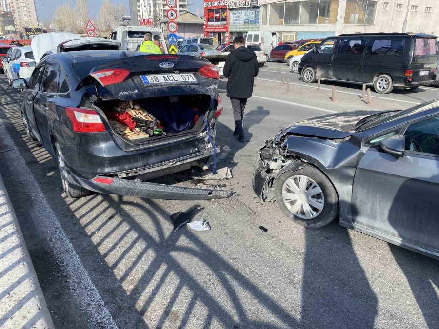 Kayseri’de 10 Otomobil Birbirine Girdi: 2 Yaralı