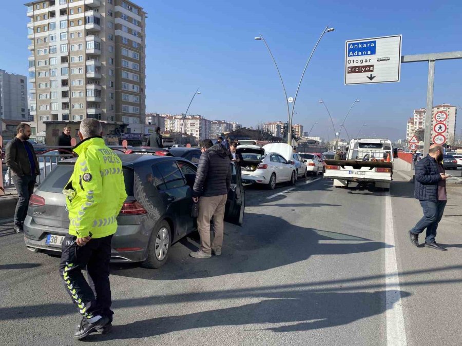 Kayseri’de 10 Otomobil Birbirine Girdi: 2 Yaralı