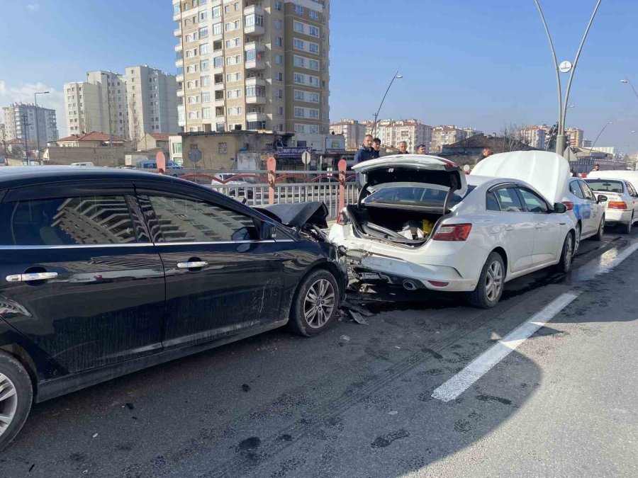 Kayseri’de 10 Otomobil Birbirine Girdi: 2 Yaralı