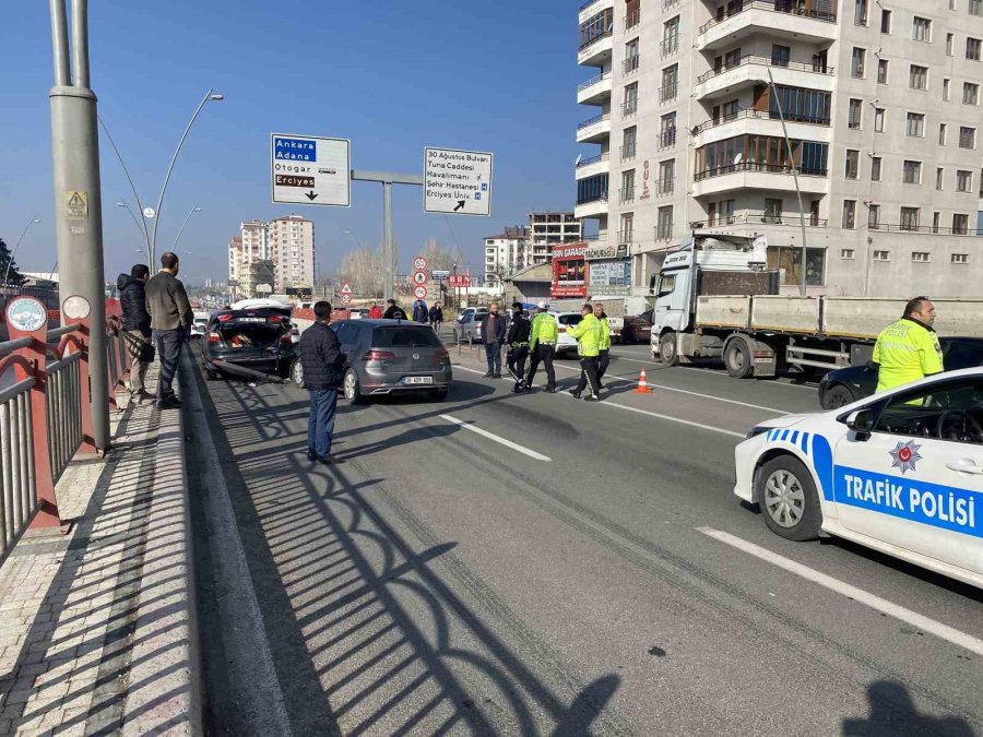 Kayseri’de 10 Otomobil Birbirine Girdi: 2 Yaralı