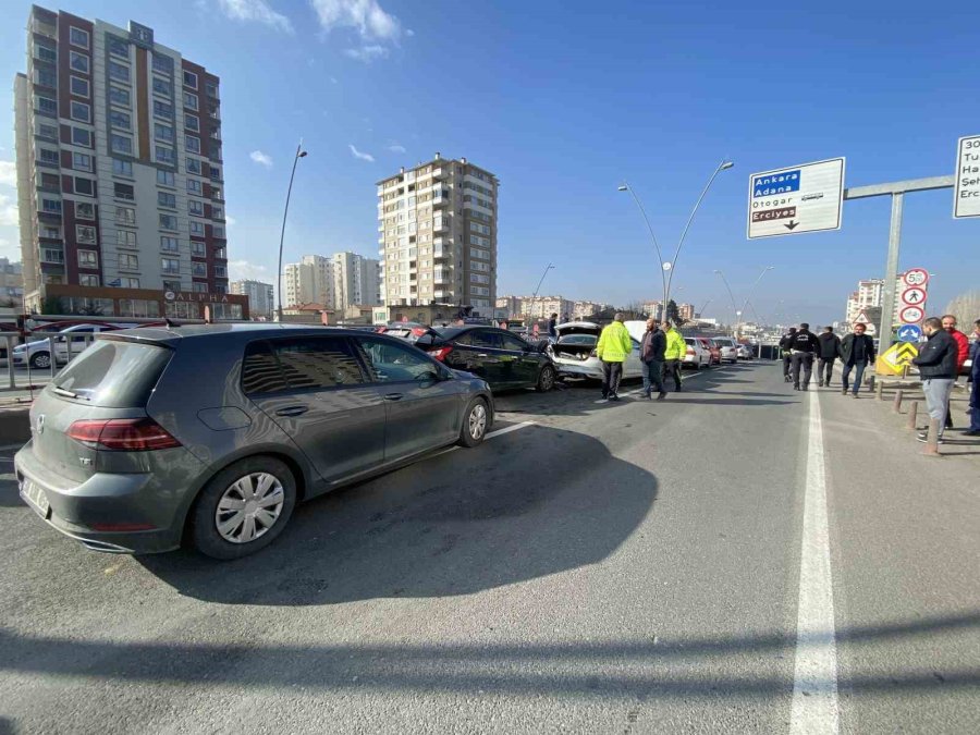 Kayseri’de 10 Otomobil Birbirine Girdi: 2 Yaralı