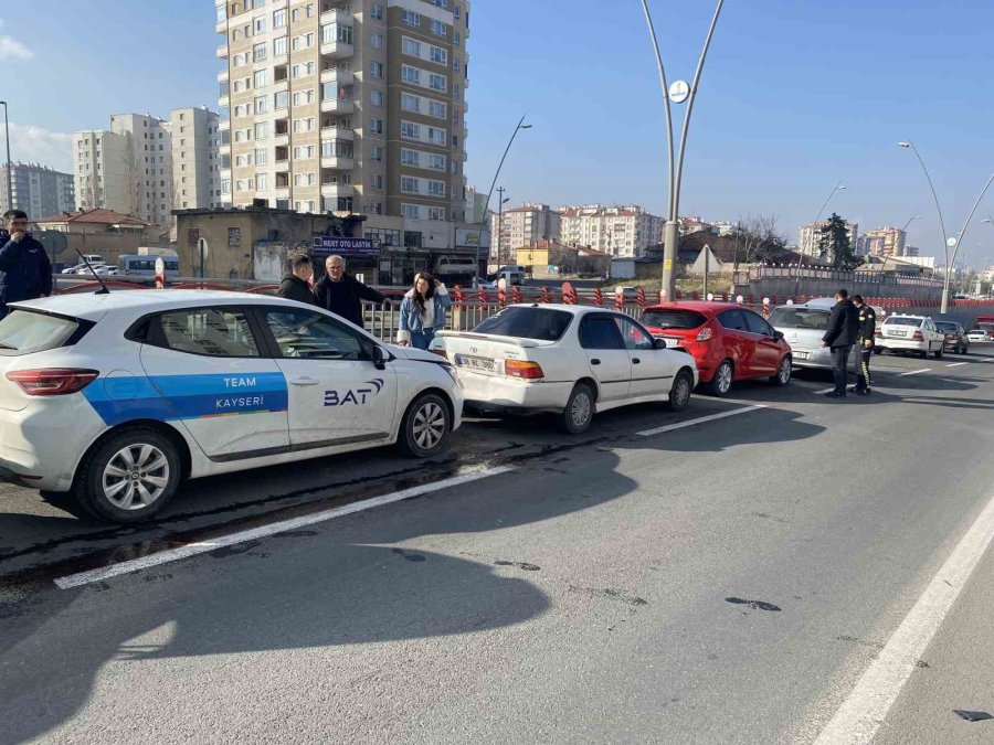 Kayseri’de 10 Otomobil Birbirine Girdi: 2 Yaralı