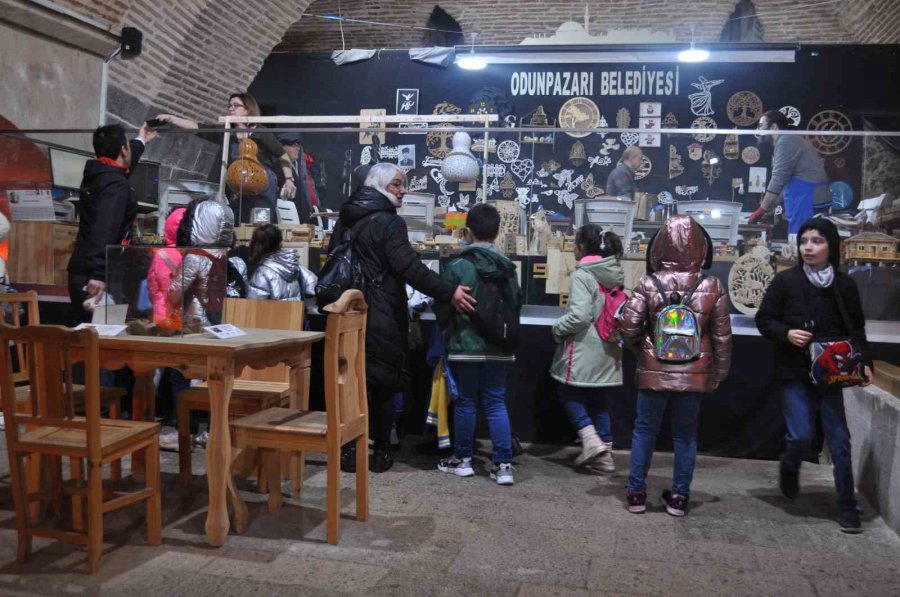 Müze Gezme Aşkına Sağanak Yağmuru Umursamadılar