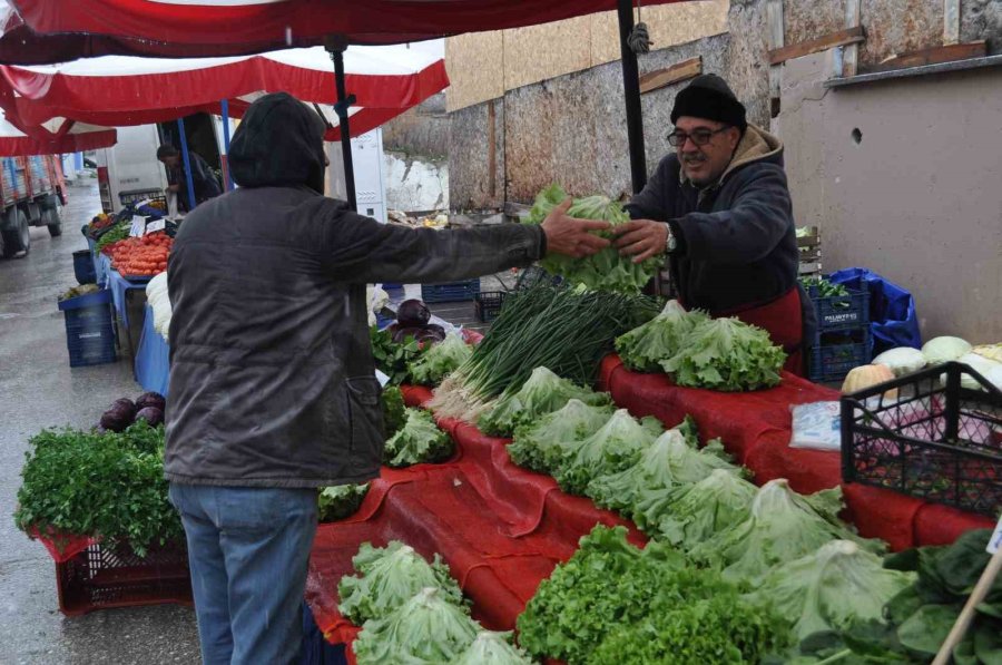 Yağışlar İşlerini Zorlaştırsa Da Yüzlerini Güldürdü