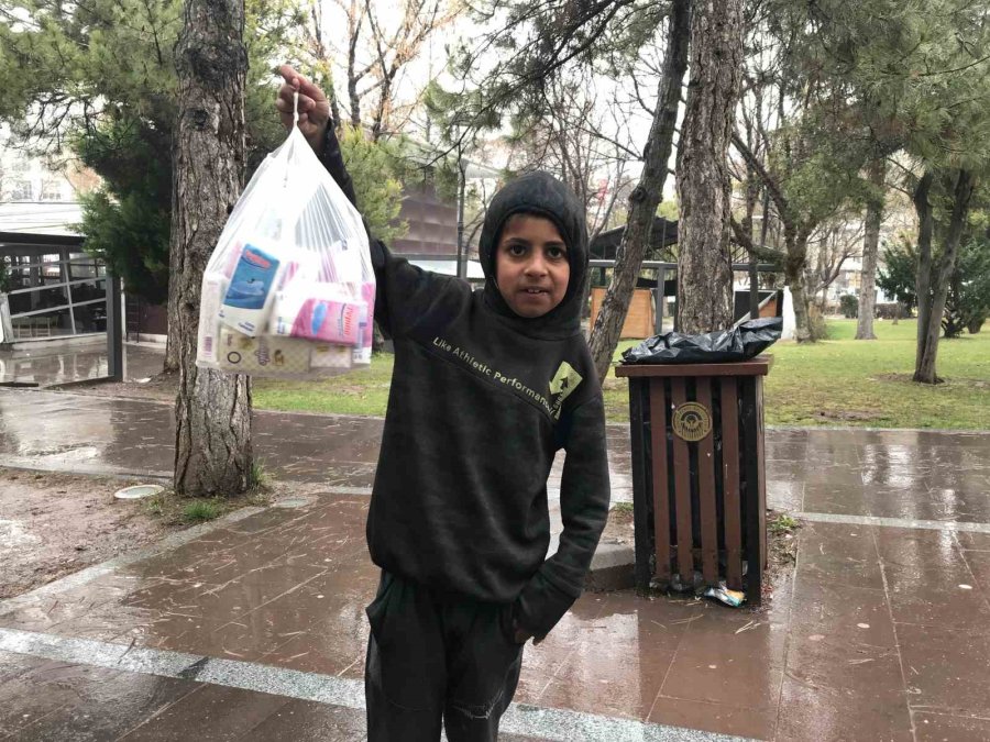 Çocuklar, Yağmur Altında Mendil Satmaya Devam Etti