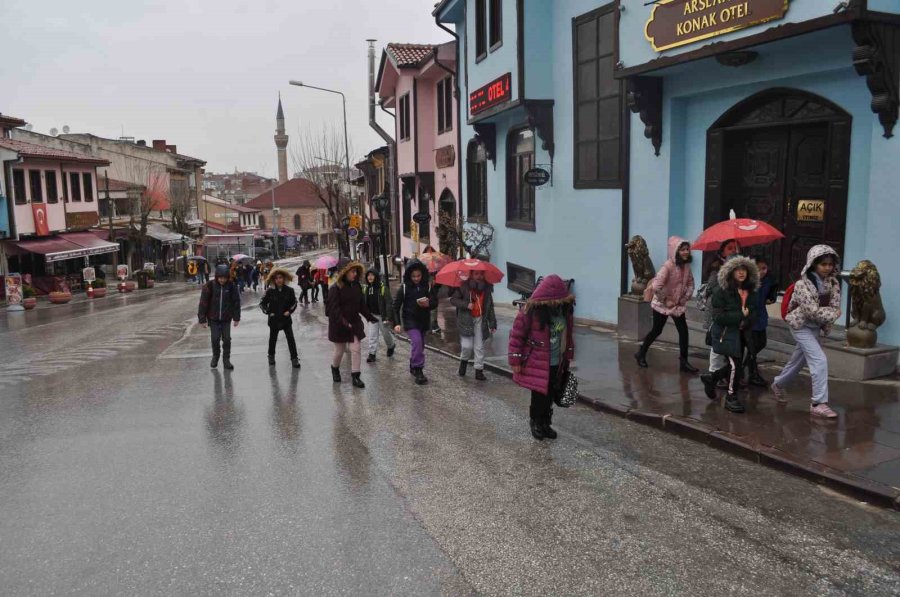 Müze Gezme Aşkına Sağanak Yağmuru Umursamadılar