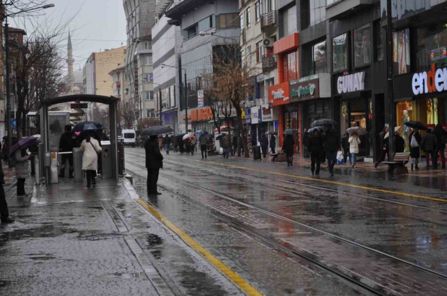 Yağmurdan Kaçan Vatandaşlar Sığınacak Yer Aradı