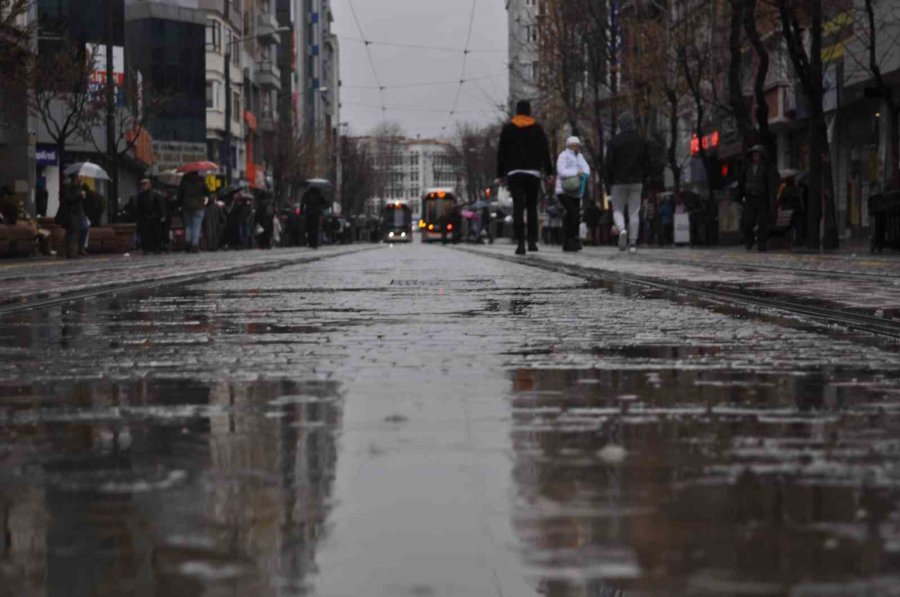 Yağmurdan Kaçan Vatandaşlar Sığınacak Yer Aradı