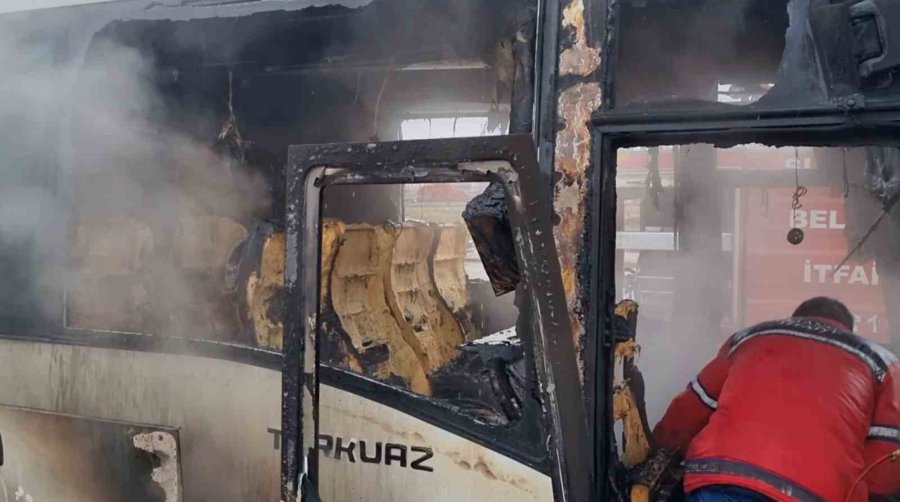 Aksaray’da 25 Öğrencinin Bulunduğu Servis Midibüsünde Yangın