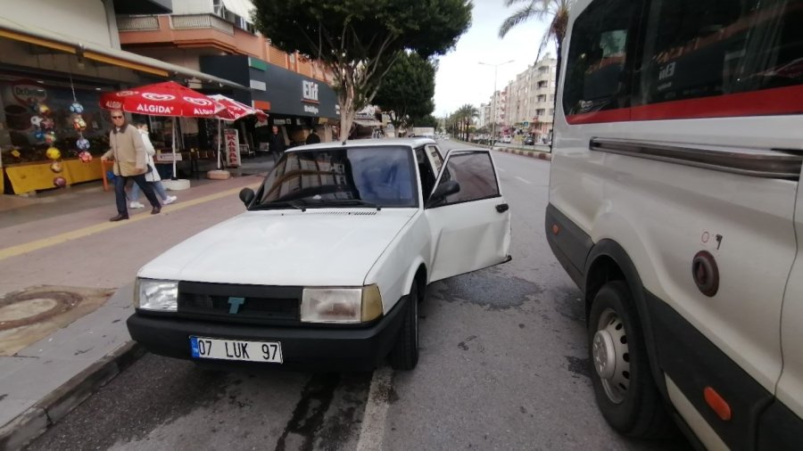 Park Ettiği Otomobilin Kapısını Açtı, Hastanelik Oldu