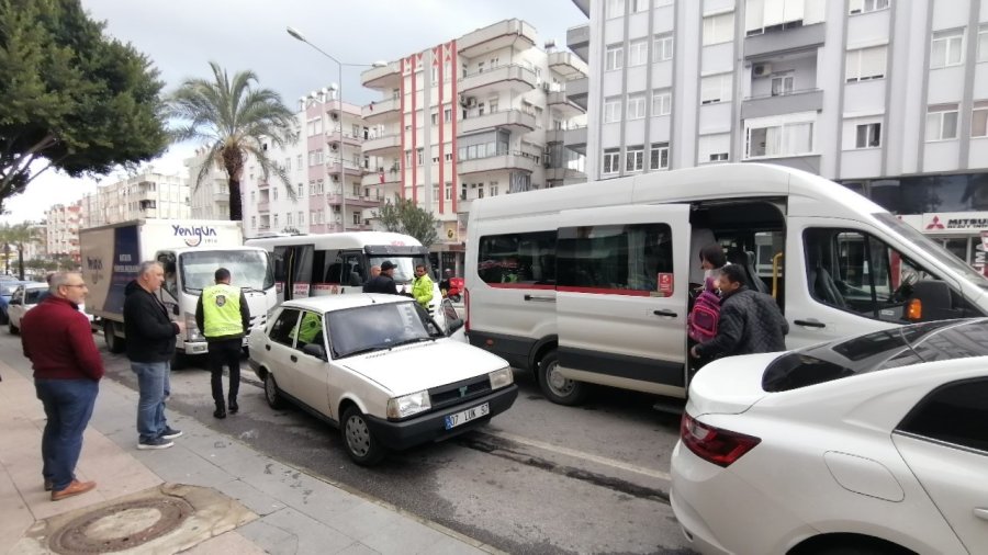 Park Ettiği Otomobilin Kapısını Açtı, Hastanelik Oldu