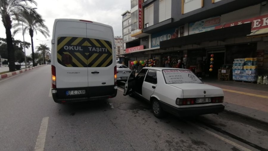 Park Ettiği Otomobilin Kapısını Açtı, Hastanelik Oldu