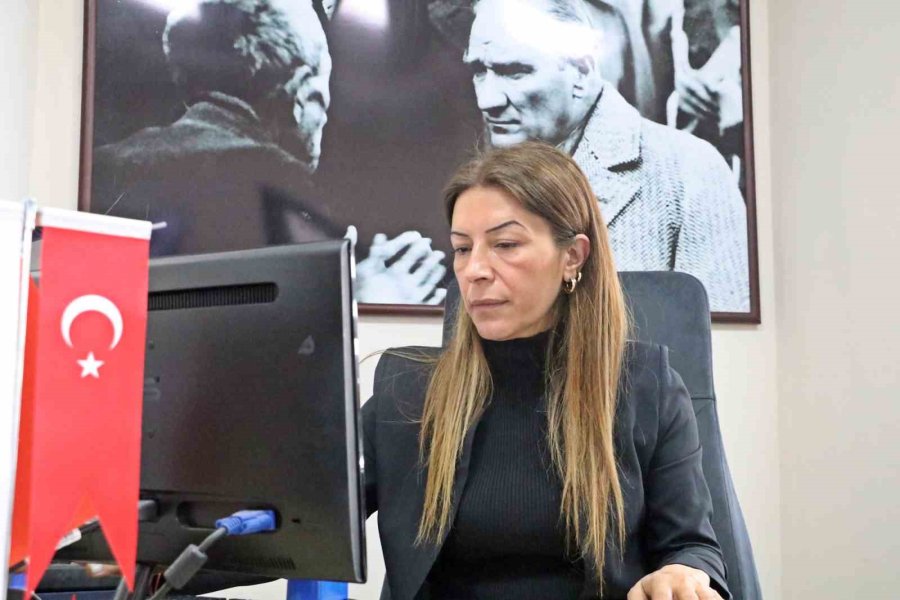 Ablası İle Ağabeyini Depremde Kaybeden Depremzede Muhtar, Acısını Depremzedelere Yardım Ederek Dindiriyor