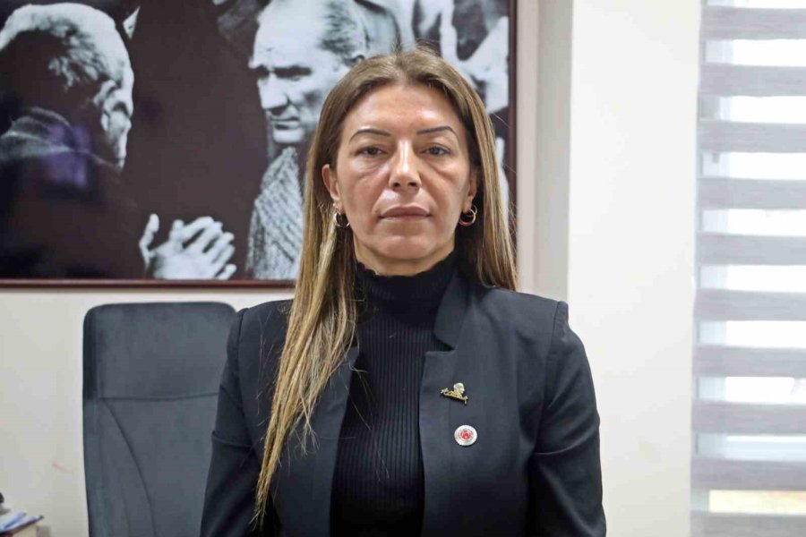 Ablası İle Ağabeyini Depremde Kaybeden Depremzede Muhtar, Acısını Depremzedelere Yardım Ederek Dindiriyor