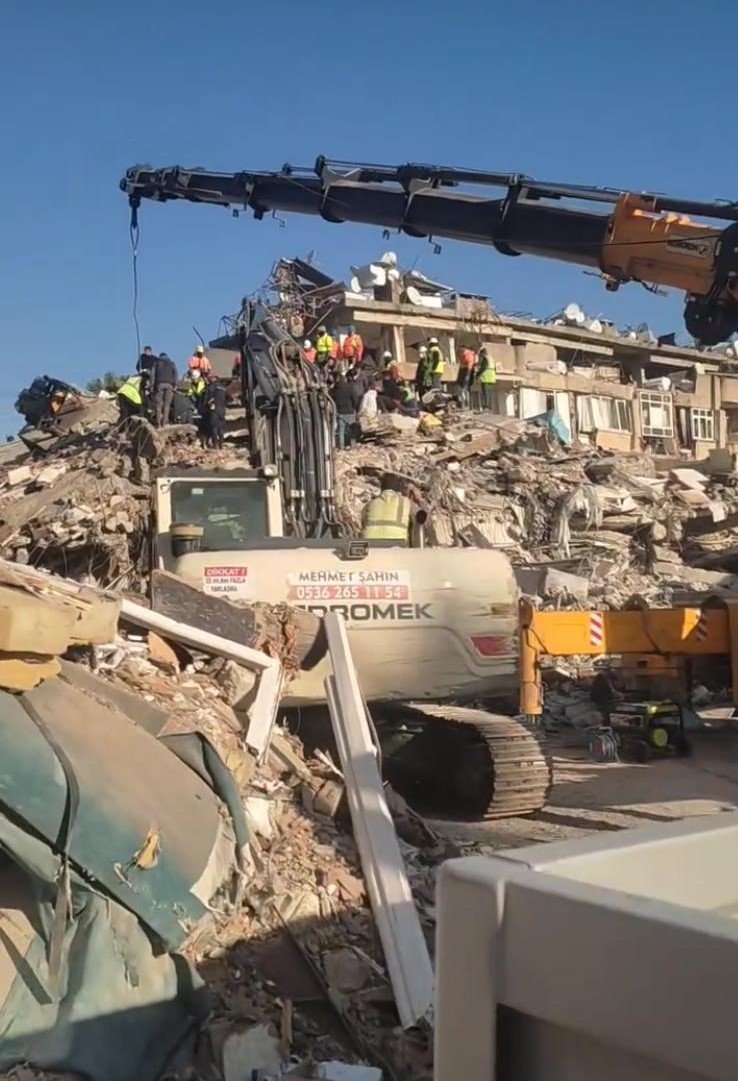 Ablası İle Ağabeyini Depremde Kaybeden Depremzede Muhtar, Acısını Depremzedelere Yardım Ederek Dindiriyor