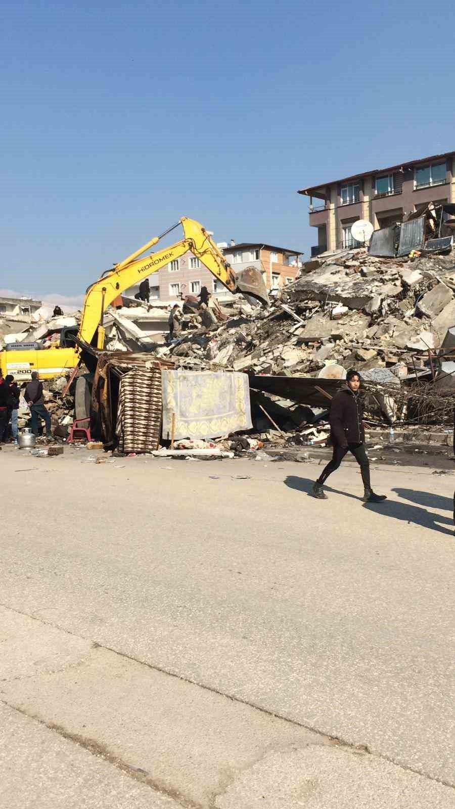 Ablası İle Ağabeyini Depremde Kaybeden Depremzede Muhtar, Acısını Depremzedelere Yardım Ederek Dindiriyor