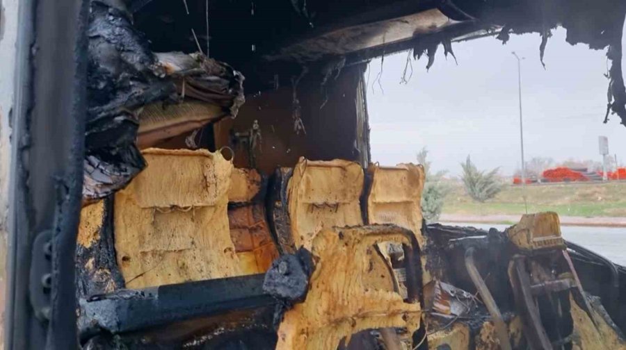 Aksaray’da 25 Öğrencinin Bulunduğu Servis Midibüsünde Yangın