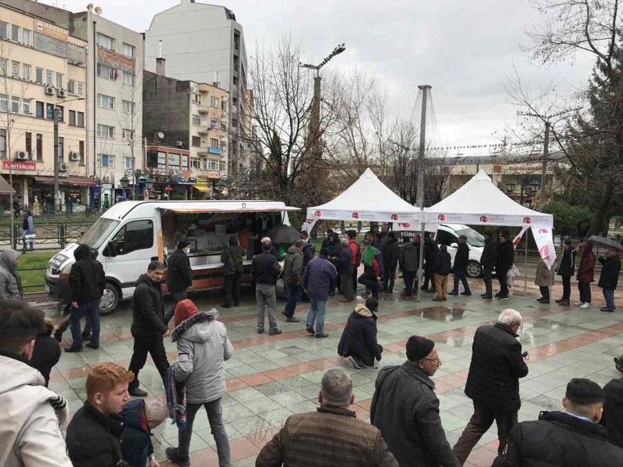 Eskişehir Valiliği Afetzedeler İçin Lokma Dağıttı