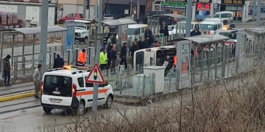 Tramvay Durağına Çarpan Minibüs Şehir İçi Ulaşımında Aksamaya Neden Oldu