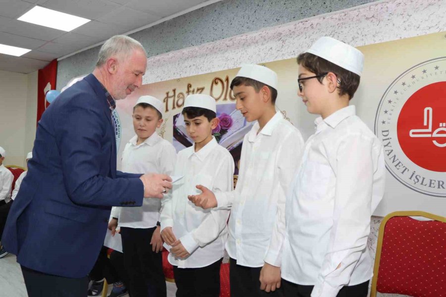 Eskişehirli Hafızlara Diplomaları Törenle Verildi