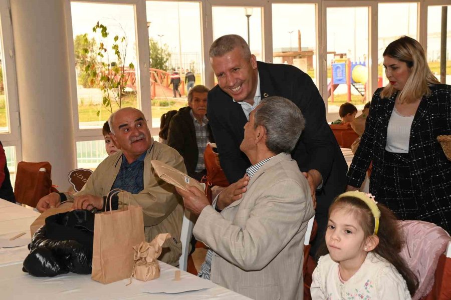 Küçükler Ve Büyüklerden "geçmişten Geleceğe" Defilesi