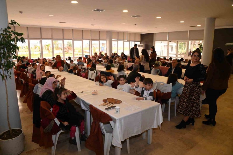 Küçükler Ve Büyüklerden "geçmişten Geleceğe" Defilesi