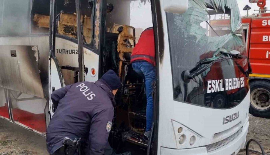 Aksaray’da 25 Öğrencinin Bulunduğu Servis Midibüsünde Yangın