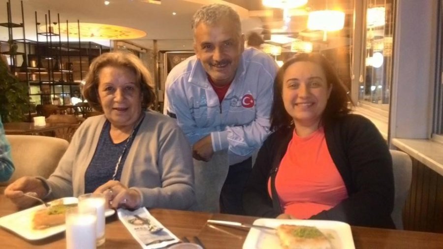 Ablası İle Ağabeyini Depremde Kaybeden Depremzede Muhtar, Acısını Depremzedelere Yardım Ederek Dindiriyor