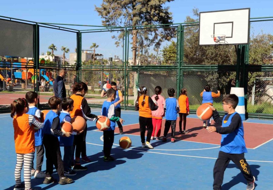 Akdeniz’de Açılan Kurslarla 3 Yılda 10 Bin Çocuk Yüzme Öğrendi