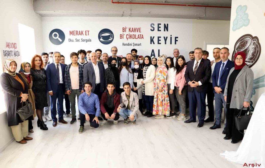 Akdeniz’de Açılan Kurslarla 3 Yılda 10 Bin Çocuk Yüzme Öğrendi