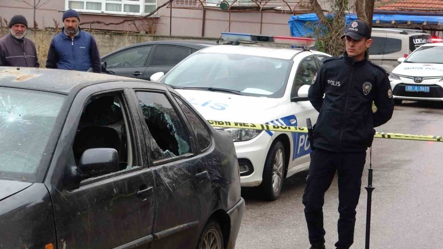 Kavga Ettiği Dini Nikahlı Eşini Bıçakla Yaralayıp Arabaya Zarar Verdi