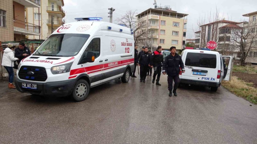 Kavga Ettiği Dini Nikahlı Eşini Bıçakla Yaralayıp Arabaya Zarar Verdi