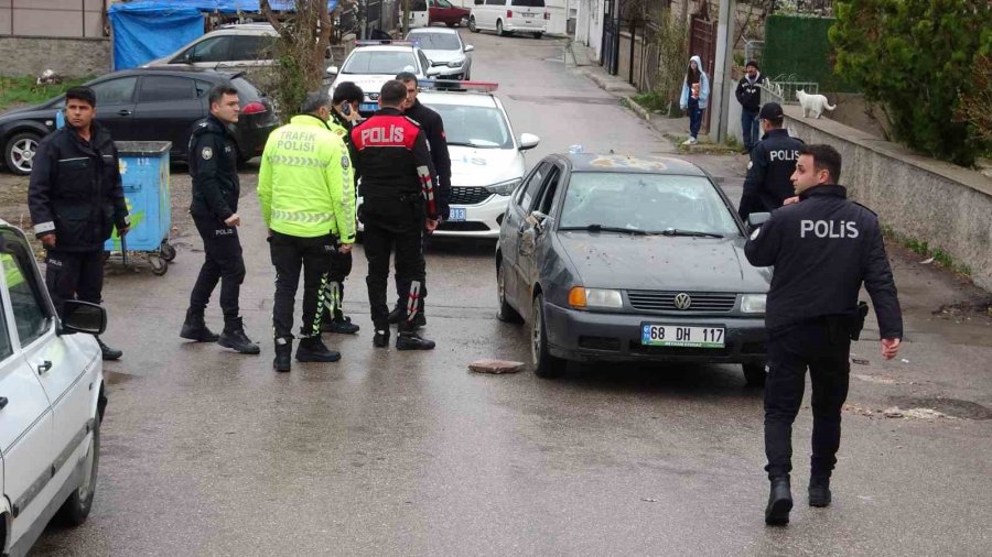 Kavga Ettiği Dini Nikahlı Eşini Bıçakla Yaralayıp Arabaya Zarar Verdi