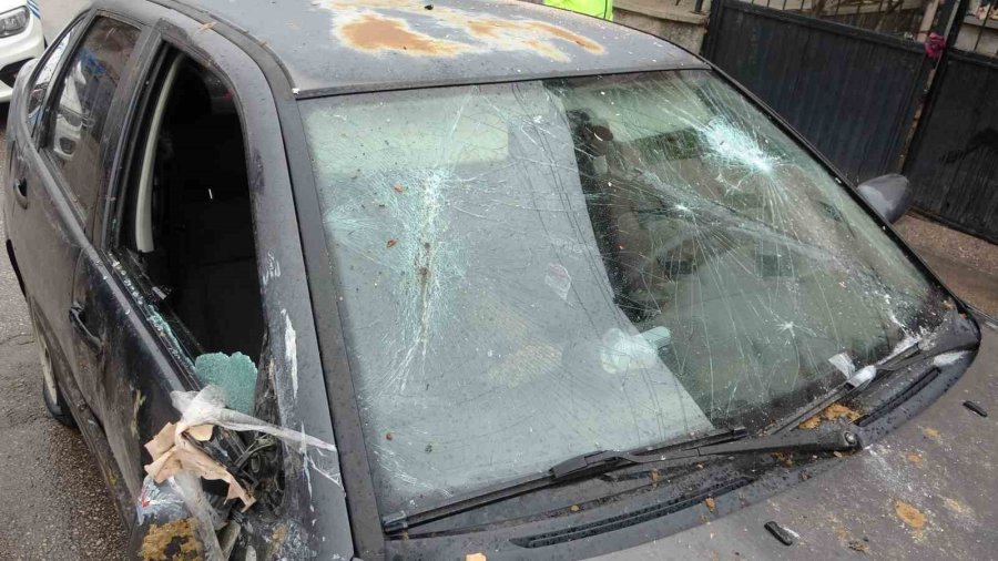 Kavga Ettiği Dini Nikahlı Eşini Bıçakla Yaralayıp Arabaya Zarar Verdi