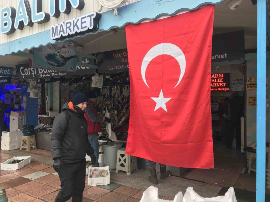 Eskişehir’de Dükkânlar Türk Bayraklarıyla Donatıldı