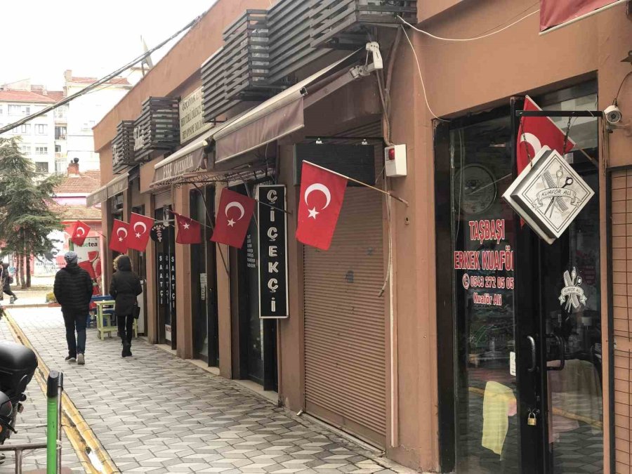Eskişehir’de Dükkânlar Türk Bayraklarıyla Donatıldı