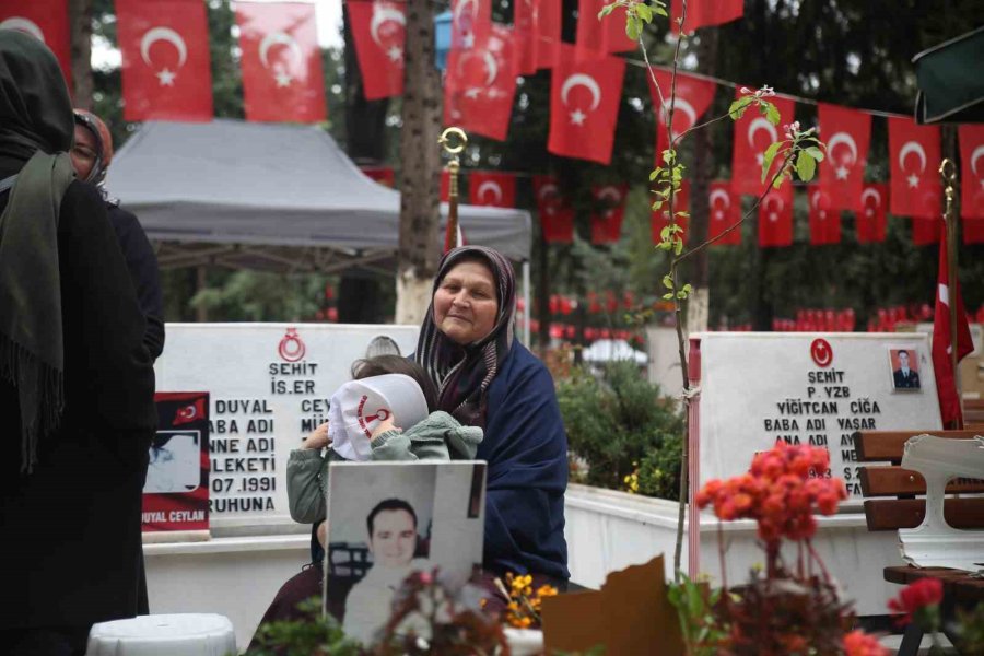 Şehit Babasından Duygulandıran Sözler: "7 Senedir Gelecek Diye Bekliyorum"